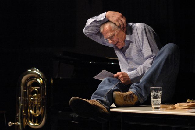 Eckard Rühl interpretiert Erich Mühsams "Die Affenschande". Foto: Uwe Seemann Affenschande